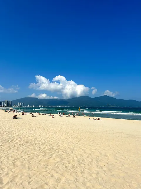 Biển Mỹ Khê buổi sáng